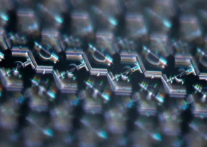 Cette photo agrandie de l'implant PRIMA Stim montre sa grille hexagonale répétitive d'électrodes alimentées par lumière infrarouge.