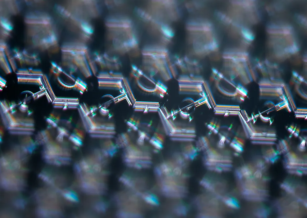 Cette photo agrandie de l'implant PRIMA Stim montre sa grille hexagonale répétitive d'électrodes alimentées par lumière infrarouge.